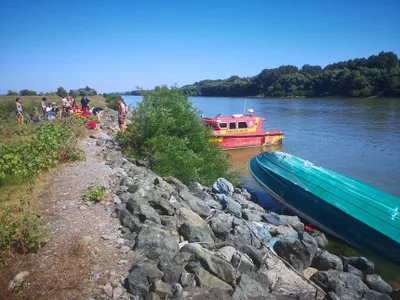 O șalupă cu 13 adulți și cinci copii la bord s-a răsturnat pe brațul Sulina. / Foto: news.ro