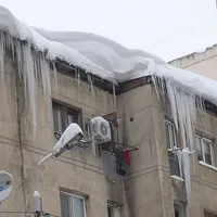 Locuitorii unui bloc vor plăti cu toţii maşina stricată de ţurţurii căzuți de pe imobil/FOTO: ziaruldeiasi.ro