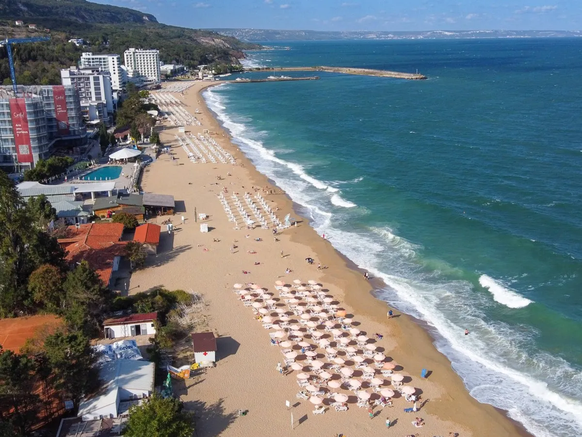 Litoralul din Bulgaria, mai scump pentru români. Sejur 4* all-inclusive, 1.700€. Șezlong și umbrelă - 23€/zi