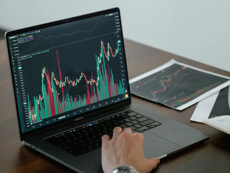 Grafic pe ecranul unui laptop - Foto: Pexels/Tima Miroshnichenko