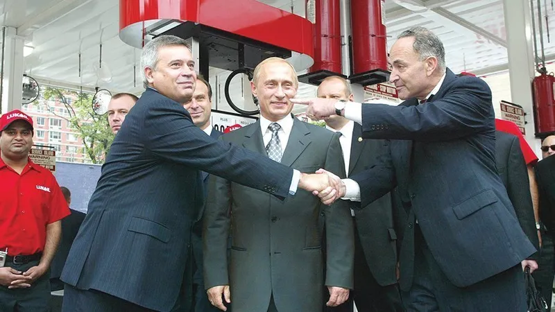 Șeful Lukoil, Vagit Alekperov (stânga),
și președintele rus, Vladimir Putin, la inaugurarea unei benzinării Lukoil în New York