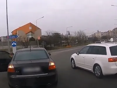 Circulația în sensul giratoriu le dă bătăi de cap și polițiștilor. / Foto: bihon.ro