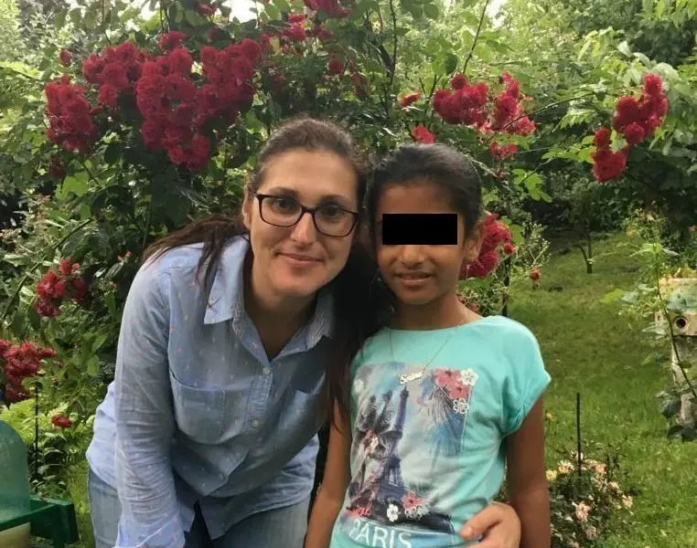 Sorina și mama ei adoptivă, Ramona Săcărin