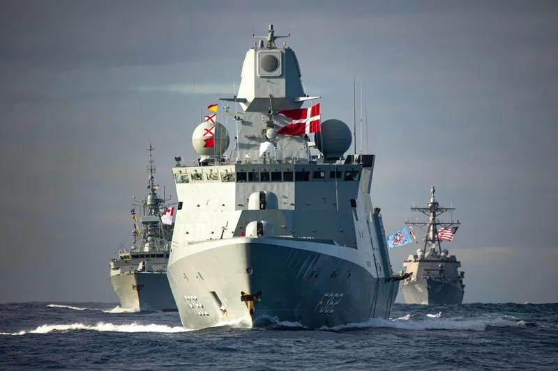 O vedere, de pe crucișătorul din clasa Ticonderoga USS Normandy, a fregatei daneze HDMS Peter Willemoes - Foto: Profimedia Images