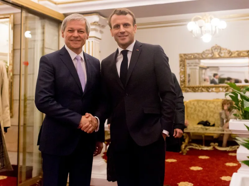 Dacian Cioloș și susținătorul său, președintele Franței, Emanuel Macron Foto: Facebook