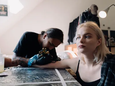 O tânără își face un tatuaj - Foto: Pexels (cu rol ilustrativ)