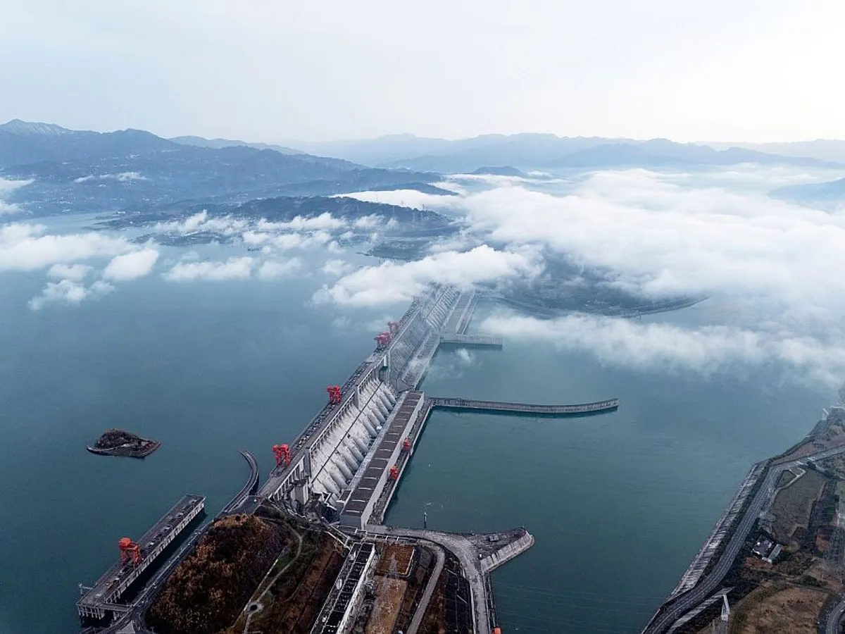 Barajul Trei Defilee printre nori, de la înălţine, în Ţinutul Maoping, Yichang, China - Foto: Profimedia Images