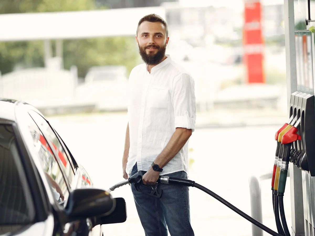 Carburanții se ieftinesc în România: motorina scade sub 9,60 lei/l, iar benzina se apropie de 8,70 lei/l