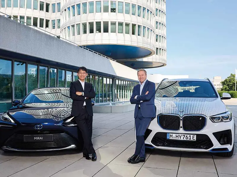 MOBILITATE Koji Sato, președinte și membru al Consiliului de Administraţie Toyota Motor Co., alături de Toyota Mirai, și Oliver Zipse, președintele Consiliului de Administraţie al BMW AG, alături de BMW iX5 Hydrogen