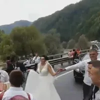 Blocat în trafic pe Valea Oltului, un alai de nuntă a început petrecerea pe șosea cu o horă. / Foto: captură video