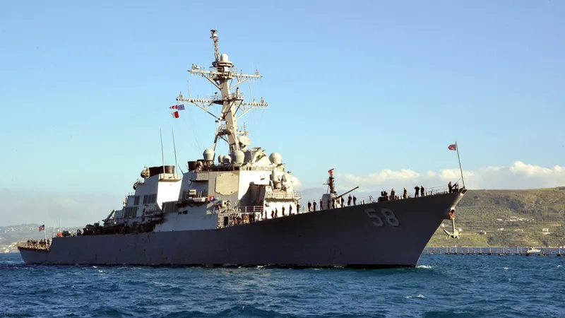 Rebelii houthi au atacat distrugătorul USS Laboon cu o rachetă anti-navă. Un F/A-18 a intervenit- Foto: Profimedia images