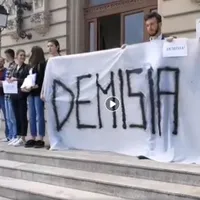 Studenții care protestează pentru demisia lui Toader/ Foto: Captură Video