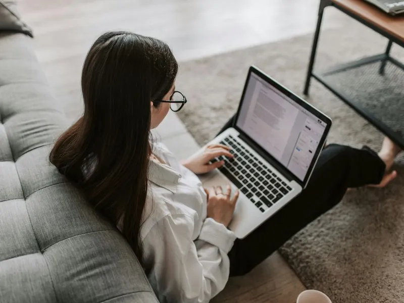 Femeie lucrând pe laptop by remote - Foto: Pexels/Vlada Karpovich