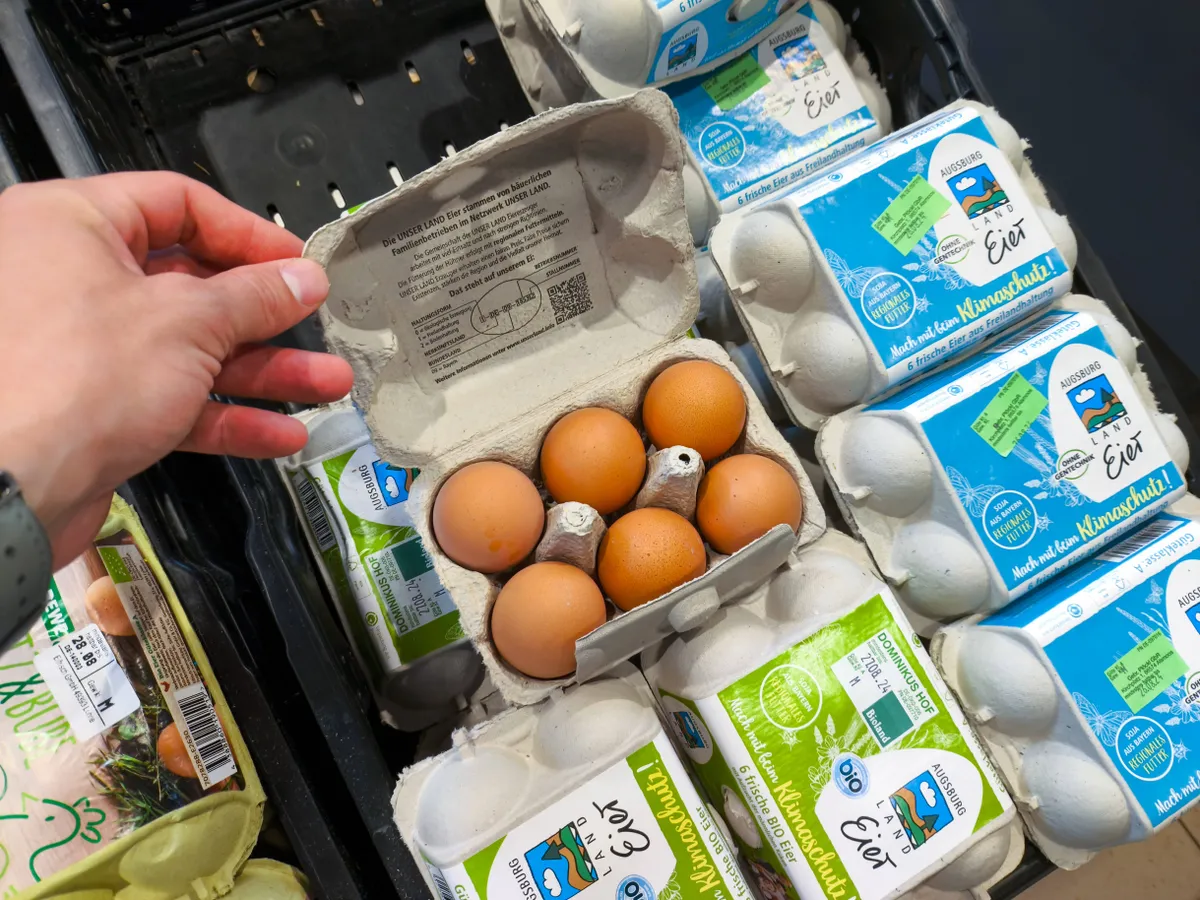 De ce casierii din supermarket se uită mereu în interiorul cofrajului cu ouă? Nu te-ai fi așteptat la asta