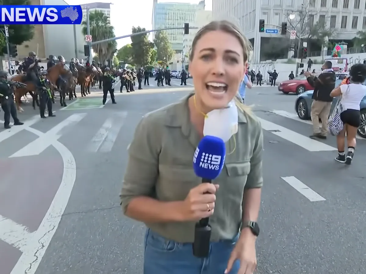 Momentul în care e împușcată o jurnalistă în timp era în direct la protestele din Los Angeles Foto: captură video TV 9News