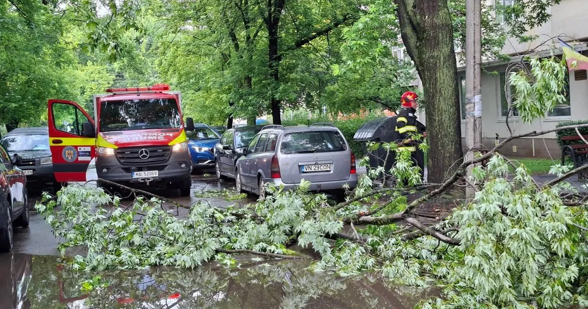 Vremea extremă a făcut haos în 39 de localități din 12 județe: case ...