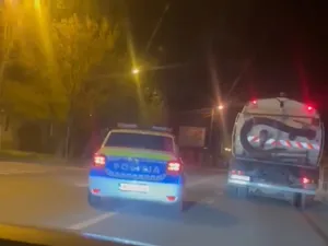 O mașină de poliție, filmată când depășește pe linie continuă fără să fie în vreo misiune Foto: Bihoreanul