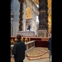 Un român s-a urcat pe altarul Bazilicii Sf. Petru de la Vatican și a spart mai multe sfeșnice - Foto: captură video