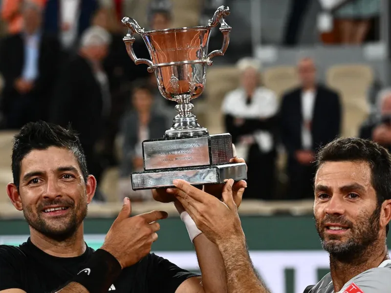 Jean-Julien Rojer şi Marcelo Arevalo au câștigat trofeul la dublu masculin de la Roland Garros. / Foto: tennisworldusa.org