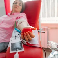 Femeie frumoasă care donează sânge - Foto: Freepik