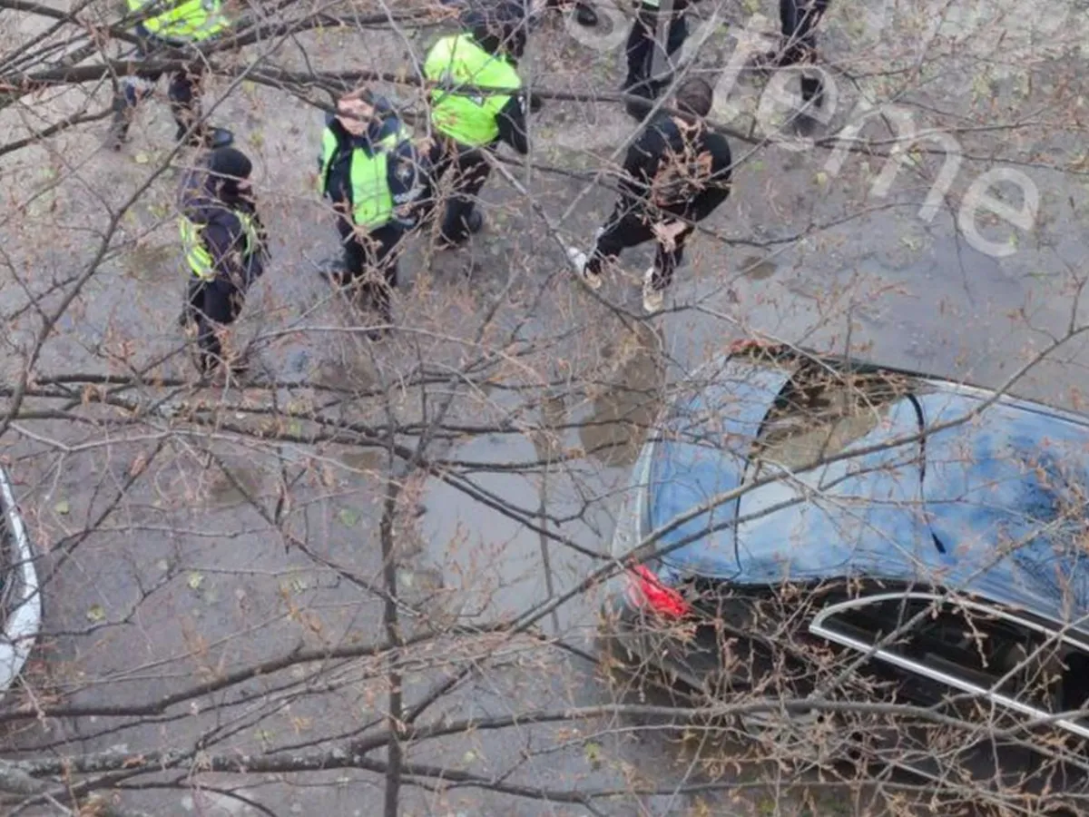 Șoferul unui Mercedes oprit de poliție a demarat și a luat pe capotă 2 agenți. / Foto: piataauto.md