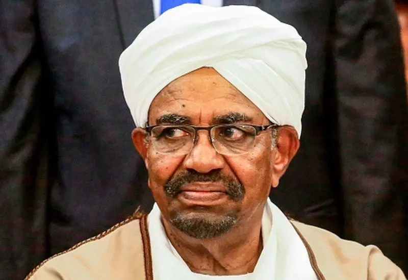 Fostul dictator sudanez Omar Hassan al-Bashir, căutat pentru „genocid” în Darfur, predat CPI. / Foto: bbc.com