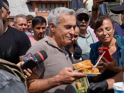 Scandal la Broșteni. Fanii lui Georgescu și Simion au cerut mâncarea pompierilor și au făcut scandal - Foto: Inquam Photos / Saul Pop
