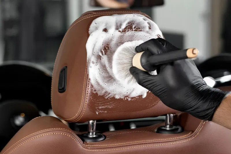 Cum cureți corect tapiseria din piele a mașinii?