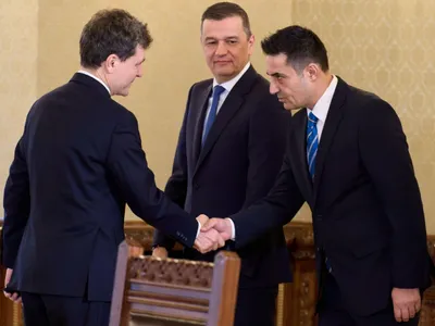Preşedintele Nicuşor Dan, dând mâna cu Claudiu Manda, sub privirile lui Sorin Grindeanu - Foto: Profimedia Images