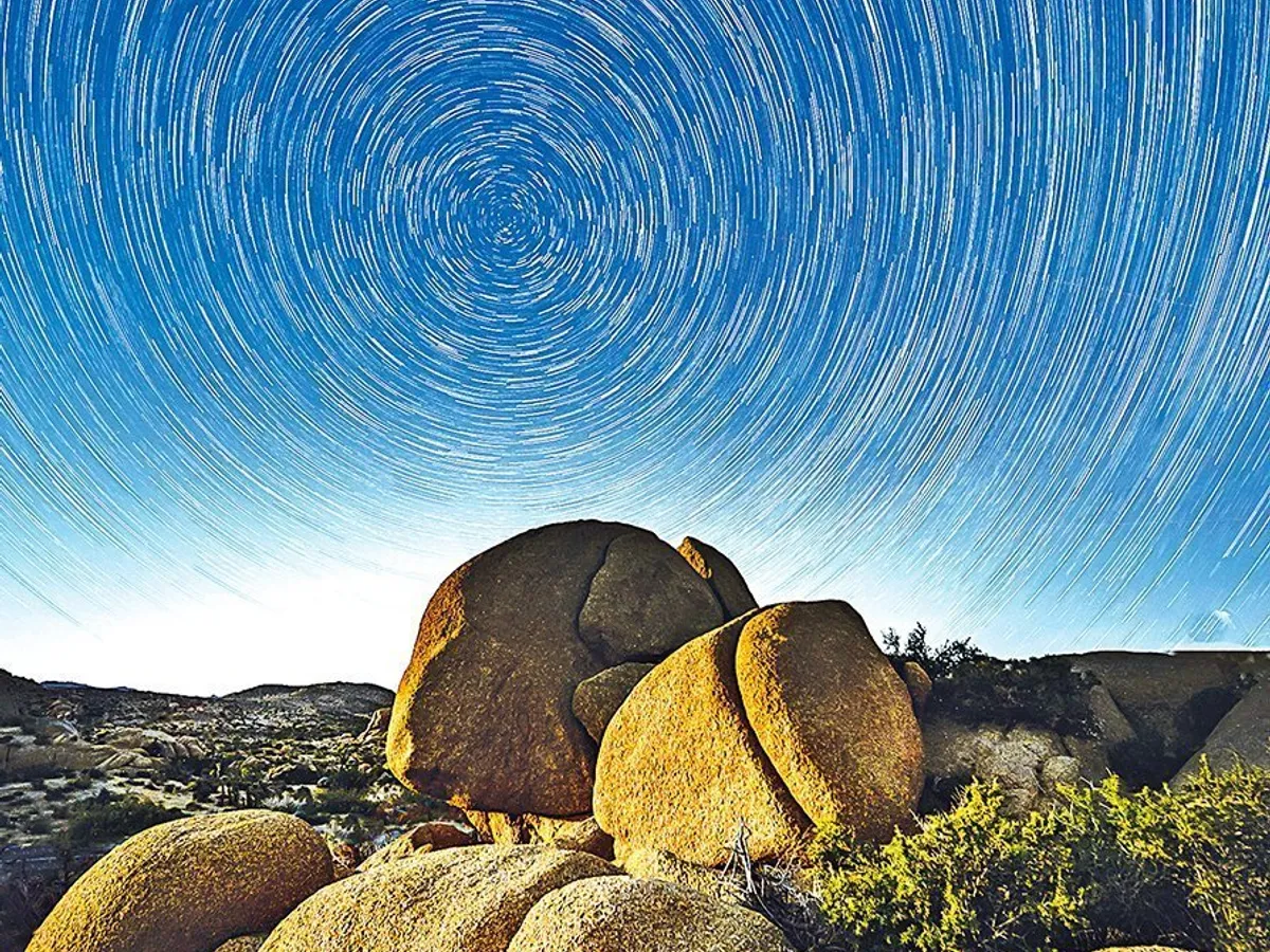 Din cauza mișcării de rotație, stelele par să formeze un cerc în jurul Stelei Nordului deasupra Parcului Național Joshua Tree din California