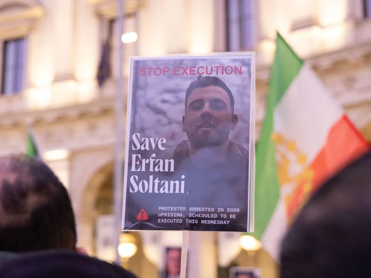 O manifestație în Piazza della Repubblica din Roma, 13 ianuarie 2026, pentru salvarea protestatarului Erfan Soltani, ce urmează a fi executat - Foto: Profimedia Images