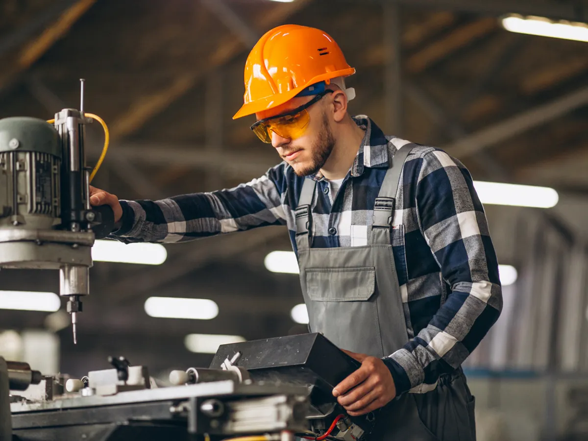 Cel mai important declin a fost înregistrat de industria prelucrătoare - Foto: magnific.com (Imagine cu rol ilustrativ)