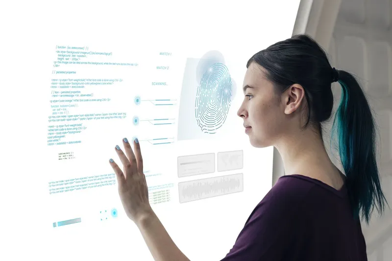 O femeie lucrează pe un ecran interactiv - Foto: Magnific.com/Rawpixel.com