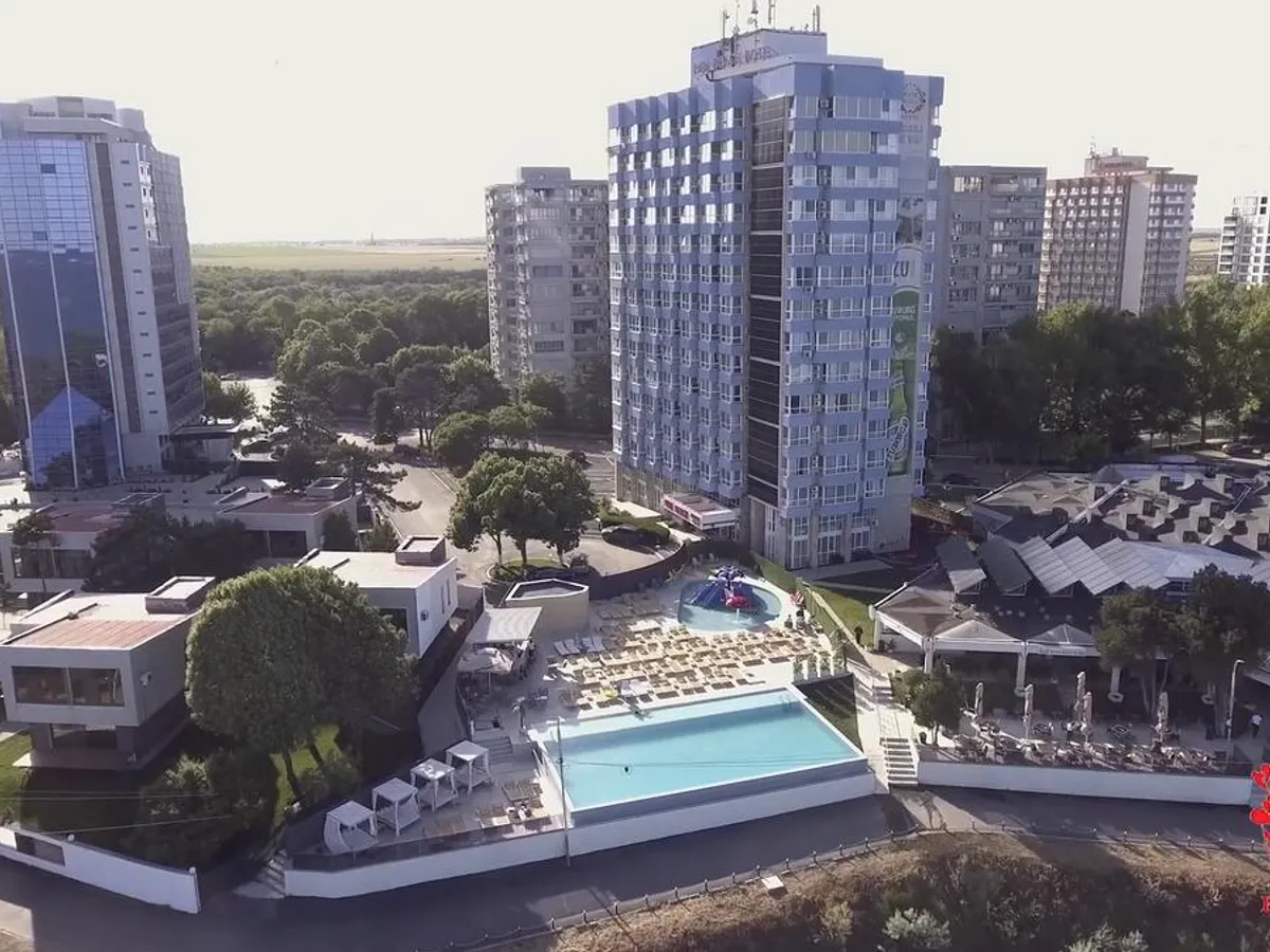 Cât costă cazarea la hotelul de 3* al lui Cristi Borcea din Olimp - Foto: captură video