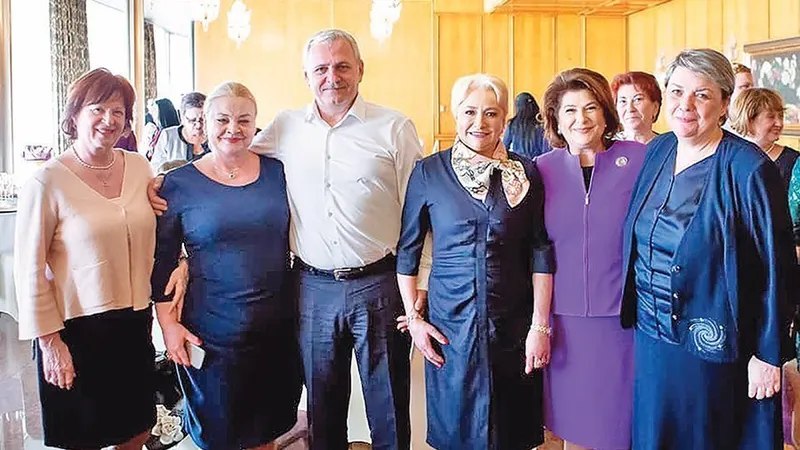 Gabriela Coman (prima din stânga), șefa Autorității Naționale pentru Protecția Copilului și vicepreședintă a Organizației de Femei a PSD, la petrecerea de
8 martie dată de partid, pe când Liviu Dragnea era încă la putere