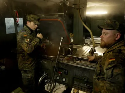 Soldaţi germani gătind bolognese vegane, pentru locuitorii din Zehlendorf, lângă Berlin, în timpul penei de curent fără precedent - Foto: Profimedia Images