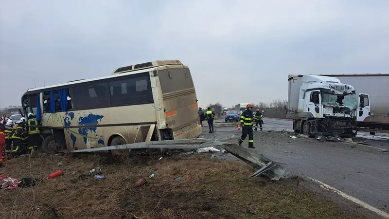 Accident rutier dur între un autotren și un autobuz. Giganţii s-au izbit unul de celălalt - Foto: ISU Timiş