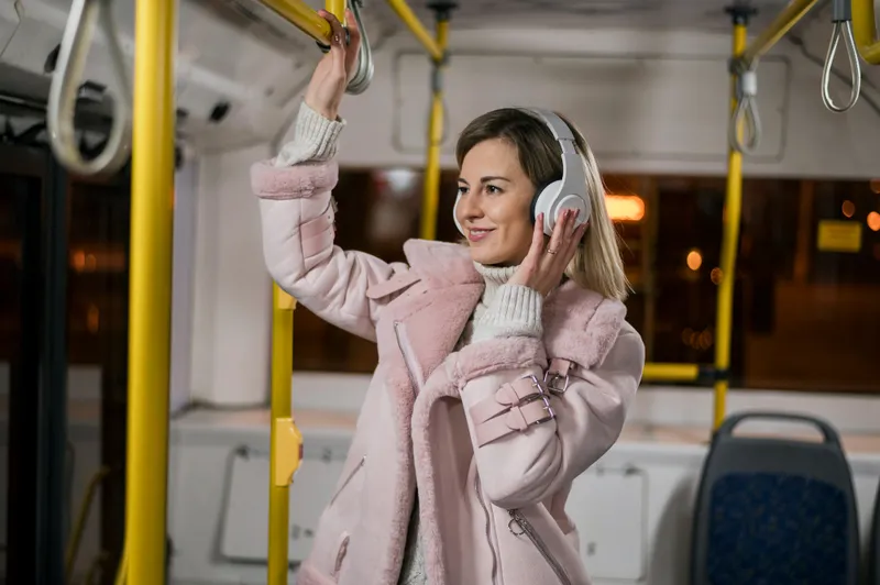 Femeie &icirc;n autobuz - Foto: Magnific