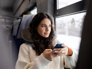 Foto: Se dau amenzi pentru pasagerii care ascultă muzică în mijloacele de transport Sursa: Freepik (rol ilustrativ)