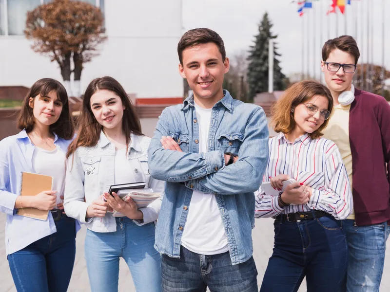 Foto: Elevii care provin din familii monoparentale nu vor mai primi bursele de 300 lei Sursa: Freepik (rol ilustrativ)