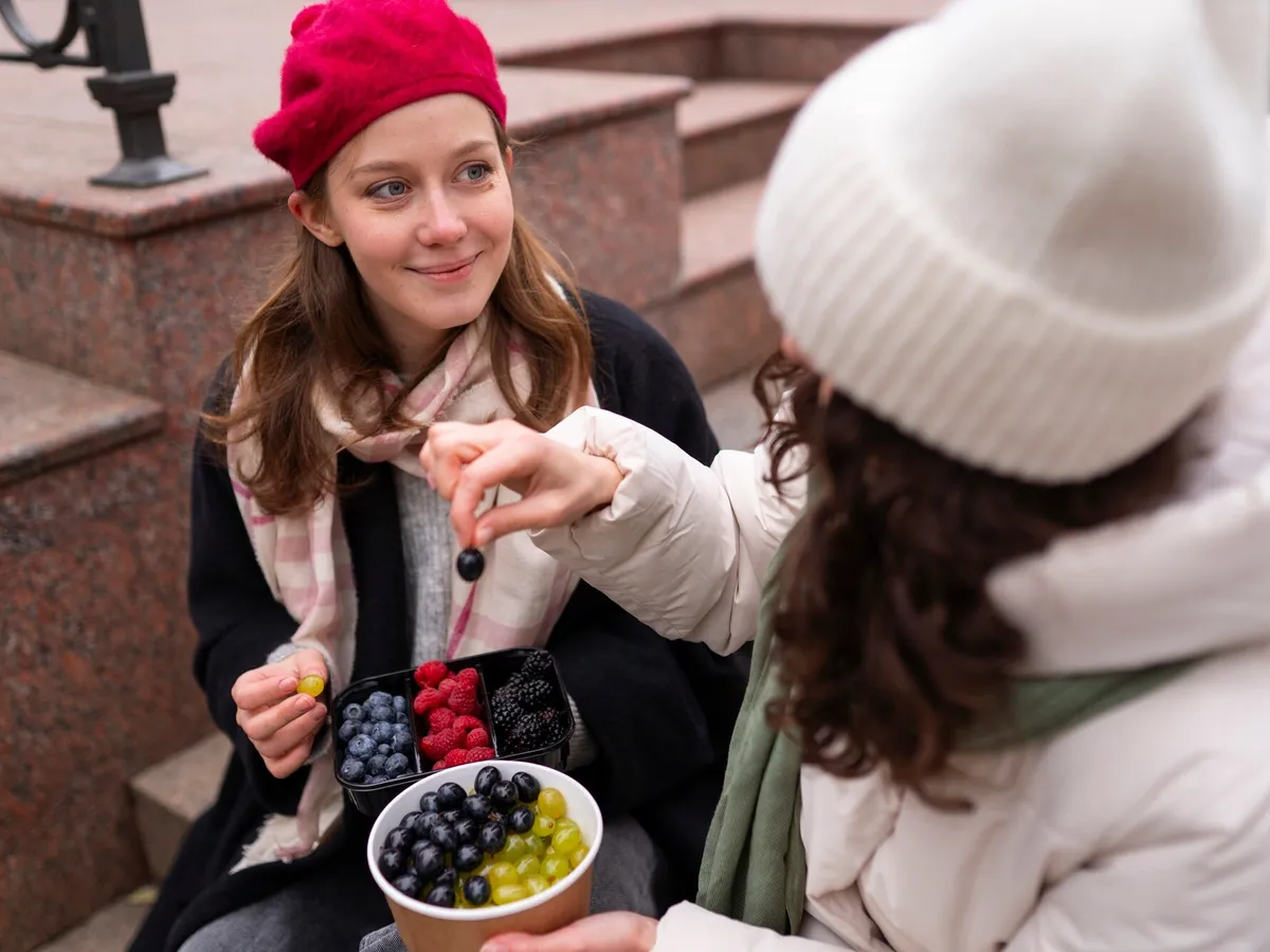 Femei frumoase care mănâncă fructe - Foto: Freepik