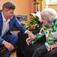 Agnes Keleti, campioană olimpică și mondială, discutând cu fostul înotător Daniel Gyurta, câștigător al Jocurilor Olimpice Foto: Profimediaimages.ro