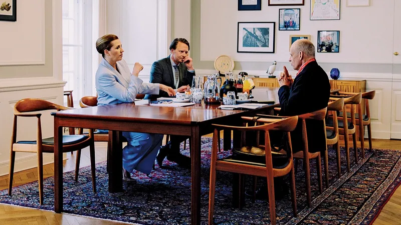 De la stânga, Frederiksen, consilierul strategic Peter Strauss Halsboe Jørgensen și Matthew Tostevin de la Newsweek