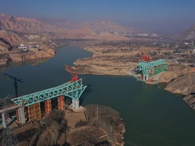 Un pod feroviar în construcție s-a prăbușit ca și cum ar fi fost din carton. Cel puțin 6 morți - Foto: Profimedia Images