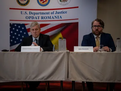 Cătălin Predoiu și John Hanley - Foto: MAI