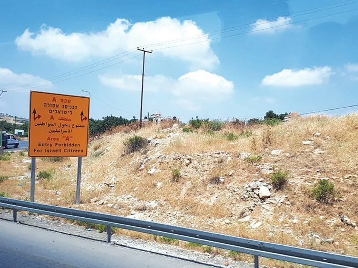 INTERZIS PENTRU CETĂȚENII ISRAELIENI Astfel de panouri sunt montate în mai multe locuri din teritoriile palestiniene, de către autoritățile israeliene, în zone considerate de acestea din urmă periculoase pentru evrei