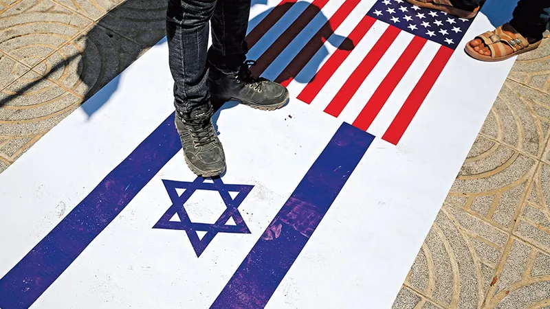 Un poster cu steaguri israeliene și americane este călcat de susținătorii palestinieni ai grupării Al-Ahrar în Rafah
