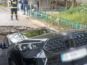 Care este motivul pentru care a apărut craterul în asfalt în sectorul 6? Groapa avea metri adâncime Foto: captură video ProTV