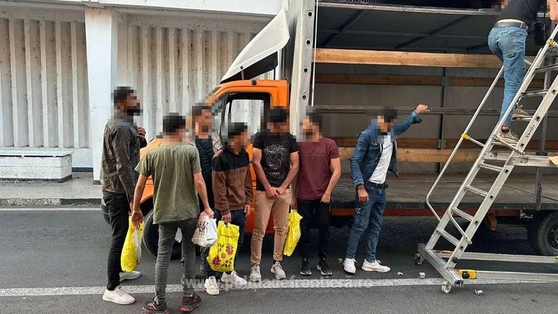 Zece sirieni, depistați de polițiștii de frontieră la Vama Veche. Erau ascunși într-o autoutilitară - Foto: Poliția de Frontieră
