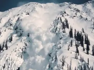 Avalanșele se pot declanșa din cauza căderilor masive de zăpadă- Foto: freerider.ro